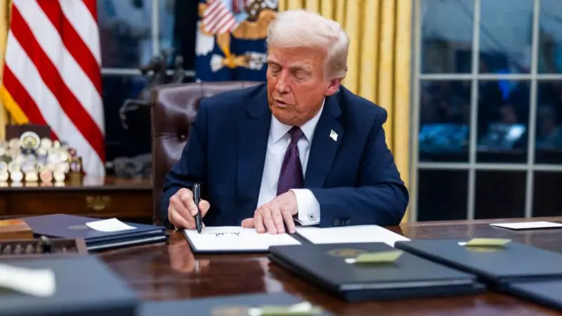 Donald Trump inicia su segundo mandato con órdenes ejecutivas que revocan políticas de Biden y refuerzan posturas conservadoras y nacionalistas