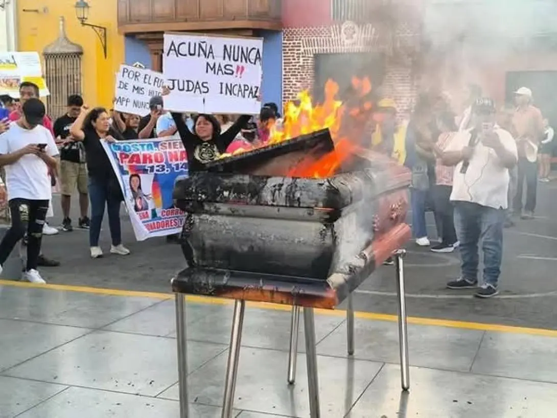 Ciudadanos de Trujillo queman ataúd en protesta contra la creciente ola de violencia y la falta de acción de las autoridades locales y nacionales